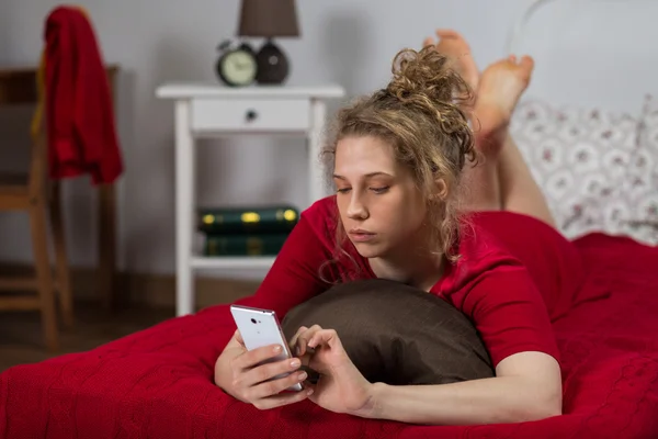 Mädchen verschickt SMS — Stockfoto