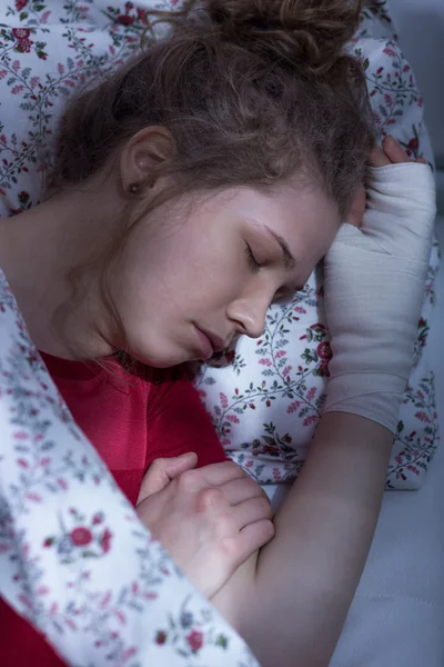 Mujer enferma con la mano rota —  Fotos de Stock