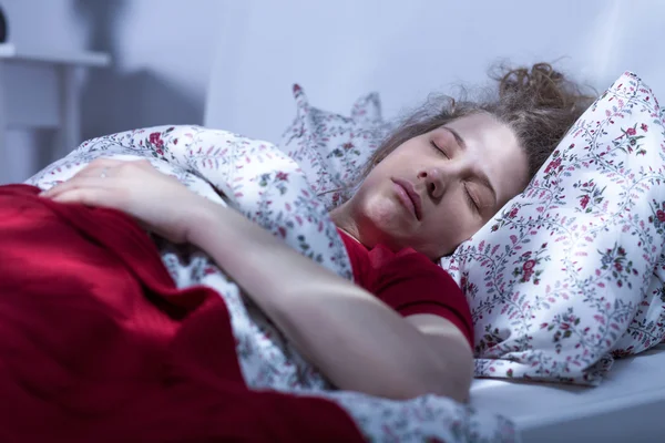 Mujer joven durmiendo —  Fotos de Stock