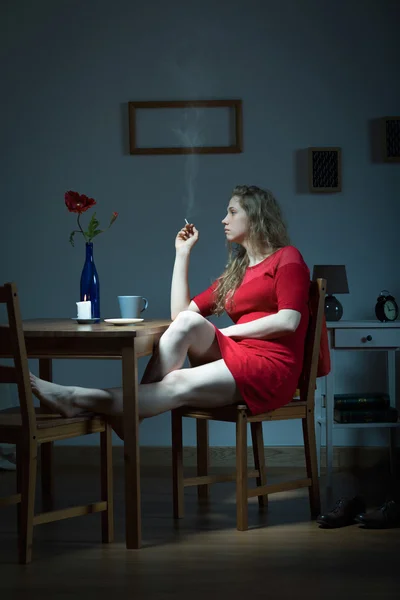 Mujer solitaria fumando cigarrillo — Foto de Stock