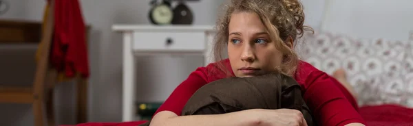 Frau verbringt Tag im Bett — Stockfoto