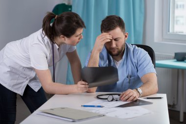 Doktorlar hastanın röntgeni arıyoruz