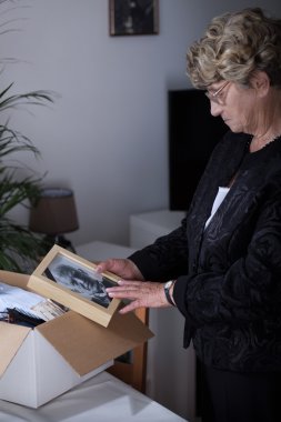 Yaşlı bayan yasta olmak