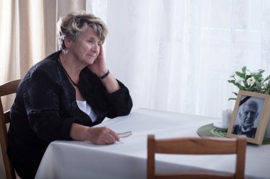 Ölü kocasının resmi bakarak
