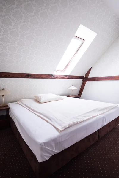 Удобная кровать в номере отеля — стоковое фото