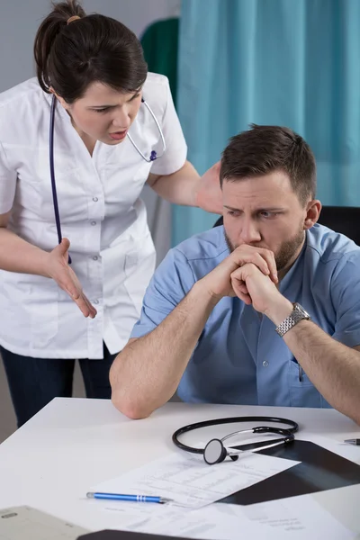 Female medic doesn't agree with her colleague — Stock Photo, Image