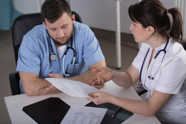 Doctors confer about diagnosis in the hospital — Stock Photo, Image