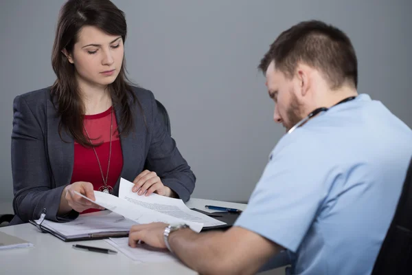 Boss of the hospital is talking with her employee — Stock Photo, Image