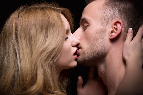 Couple embrasser avec passion — Photo