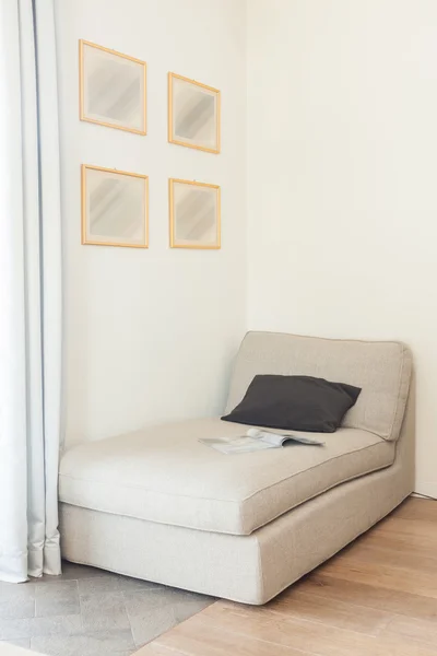 Bequeme beige Couch — Stockfoto