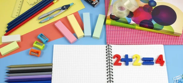 Sauvegarde scolaire colorée sur un bureau bleu — Photo