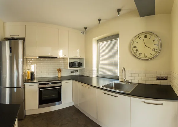 Relógio de parede retro na cozinha — Fotografia de Stock
