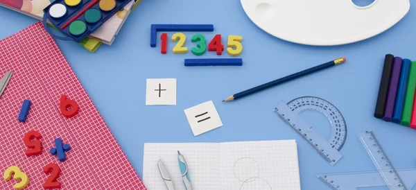 Mesa azul no escritório com equipamento colorido — Fotografia de Stock