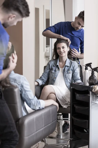 Frau im Friseursalon — Stockfoto