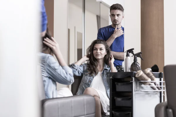 Ung kvinna i frisörsalongen — Stockfoto