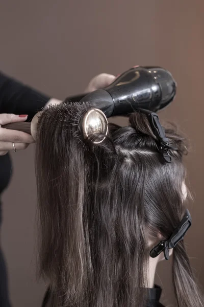 Cabeleireiro usando secador de cabelo — Fotografia de Stock