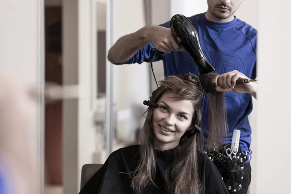 Brunette girl at hairdresser salon — Stock Photo, Image