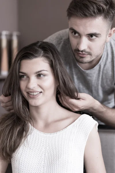 Cabeleireiro masculino e cliente feminino — Fotografia de Stock