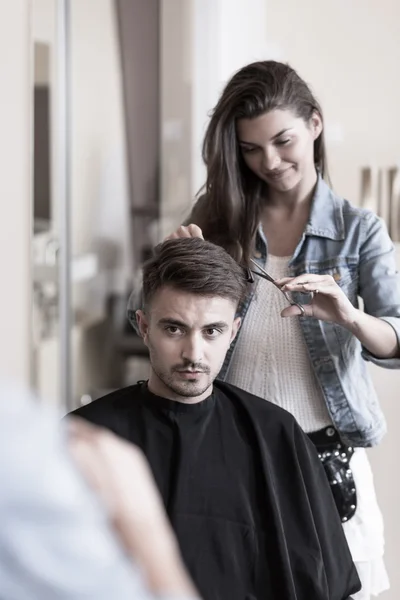 Mladá kadeřnice a mužských zákazníků — Stock fotografie