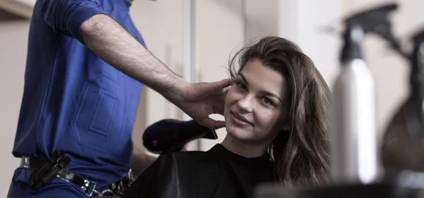 Mulher de beleza no salão de cabeleireiro — Fotografia de Stock