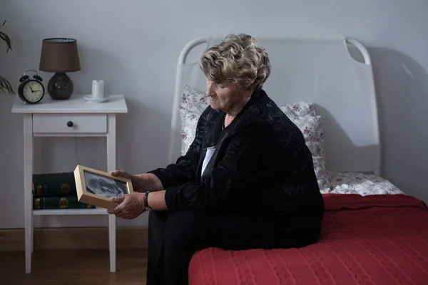 Mujer solitaria en casa de descanso — Foto de Stock