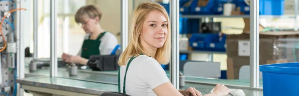 Junge Frau bei der Arbeit — Stockfoto