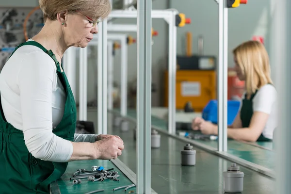 Äldre kvinna på jobbet — Stockfoto