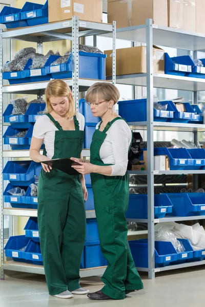 Vrouwen tijdens werk in magazijn — Stockfoto