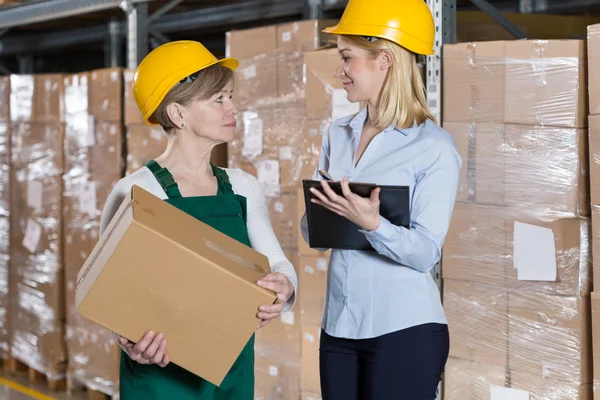 Sekretärin und physische Arbeiterin — Stockfoto