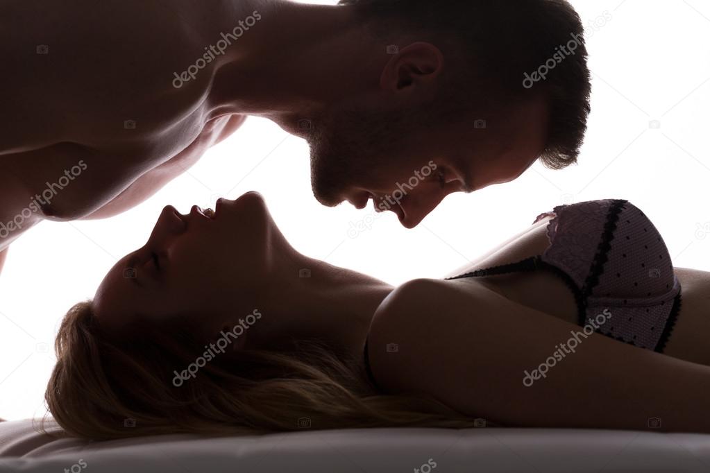Сексуальная белокурая красавица занимается страстным сексом со своим любовником