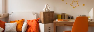 Portakal sandalye ve basit Masası