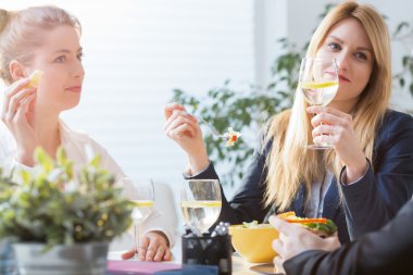 İş arkadaşlarınızla öğle yemeği için dışarı gidiyor