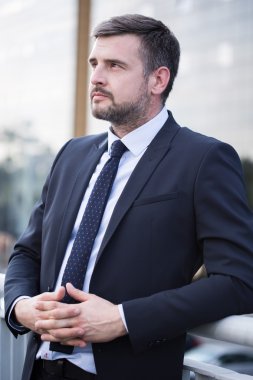 Takım elbiseli yakışıklı işadamı