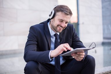 Office çalışan müzik dinleme 