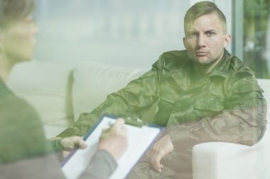 Psikoterapi oturum sırasında sorunlu asker
