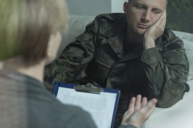 Psikoterapi oturum sırasında dalgın asker