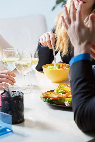 Collega's hebben een pauze voor de lunch — Stockfoto