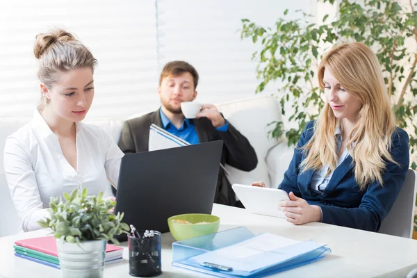 Trevlig fika i corporation — Stockfoto