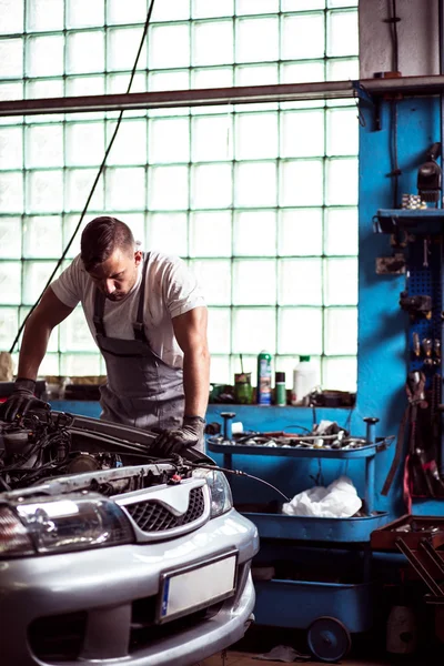 Mechaniker diagnostiziert Automotor — Stockfoto