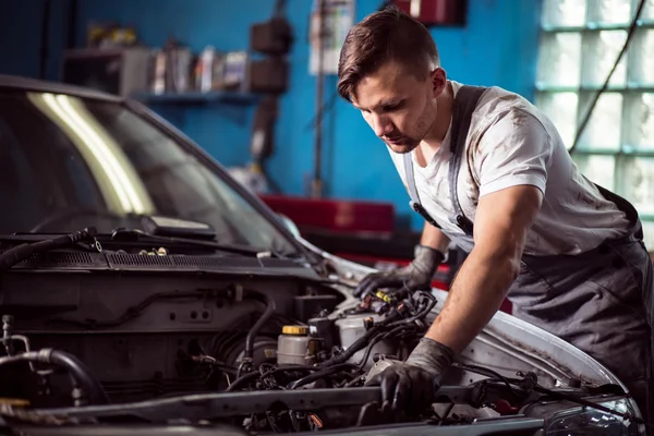 Arbeiter bei der Reparatur einer Tankstelle — Stockfoto