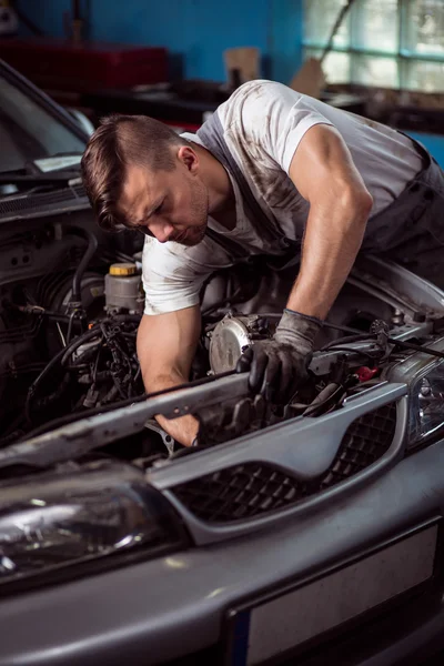 Técnico de coche profesional durante el parto — Foto de Stock