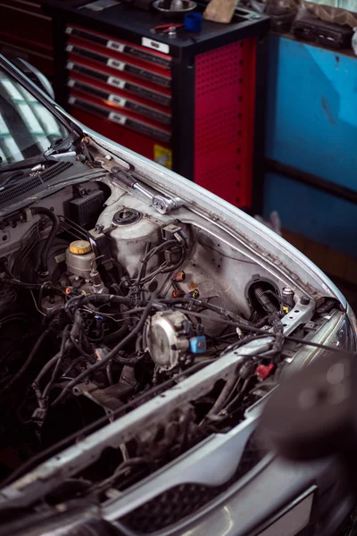 Auto mit offener Motorhaube — Stockfoto