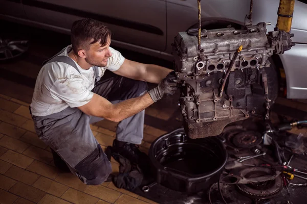 Trabajador de estación de servicio reparación de motor —  Fotos de Stock
