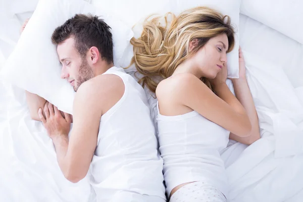 Pareja durmiendo espalda con espalda — Foto de Stock