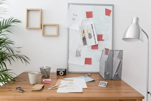 Holztisch im Designerbüro — Stockfoto