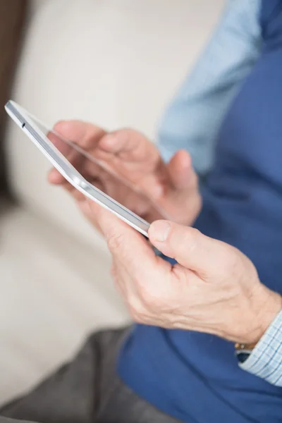 Man med tablett — Stockfoto