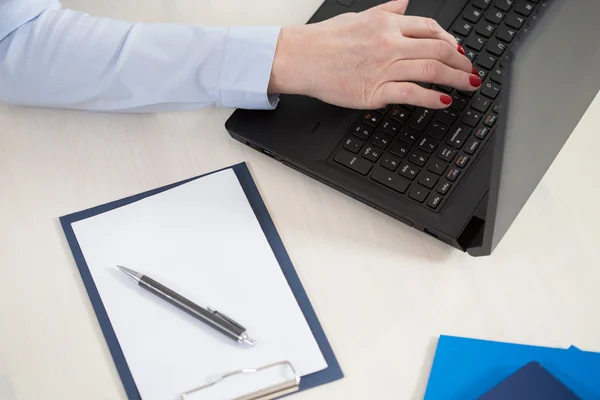 Writing on computer — Stock Photo, Image