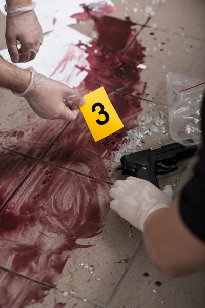 Investigadores recogiendo evidencia de asesinato — Foto de Stock