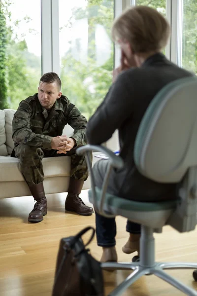 Soldato con trauma fisico — Foto Stock