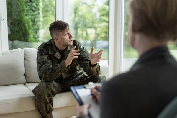 Soldat souffrant d'un trouble de stress post-traumatique — Photo